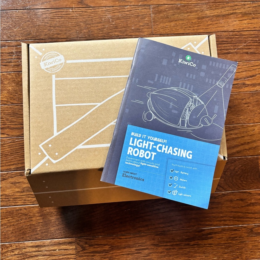 Kiwi Light-Chasing Robot Kit - Blue and Brown